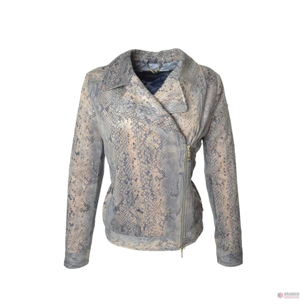 LOT of 50 women's jackets from the Geox brand for the winter season.