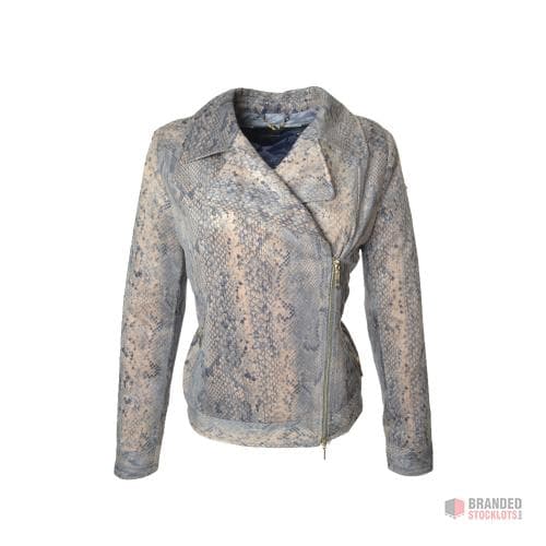LOT of 50 women's jackets from the Geox brand for the winter season.